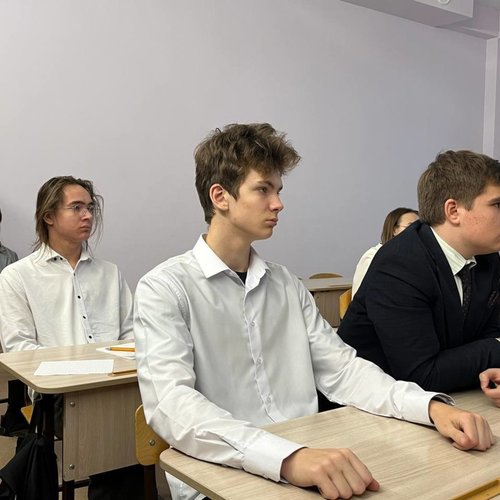 Профориентационная встреча учащихся старших классов с сотрудником полиции