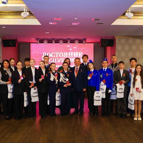 Ученикам СОШ 1 вручили юбилейные медали "80 лет Победы"