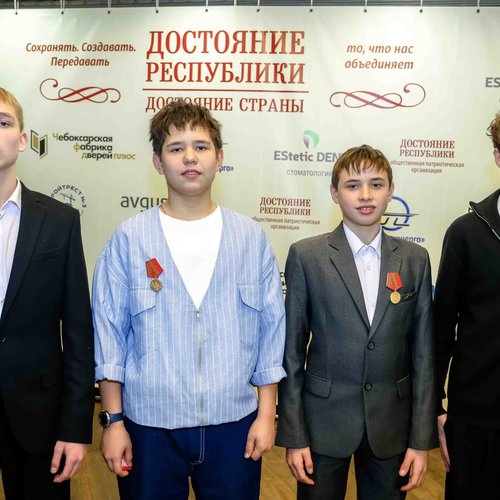 Ученикам СОШ 1 вручили юбилейные медали "80 лет Победы"