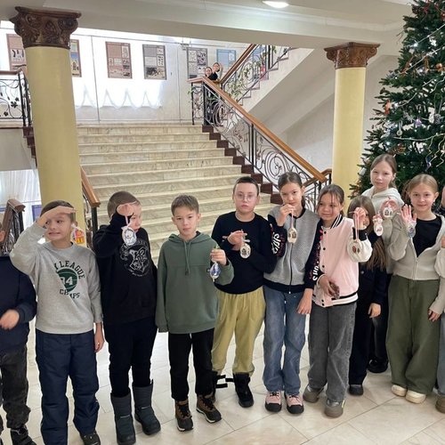 4И класс на мастер-классе по изготовлению новогодней игрушки на спиле дерева в технике декупаж.