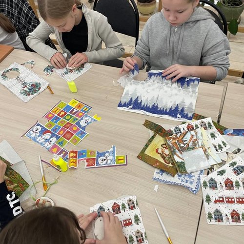 4И класс на мастер-классе по изготовлению новогодней игрушки на спиле дерева в технике декупаж.