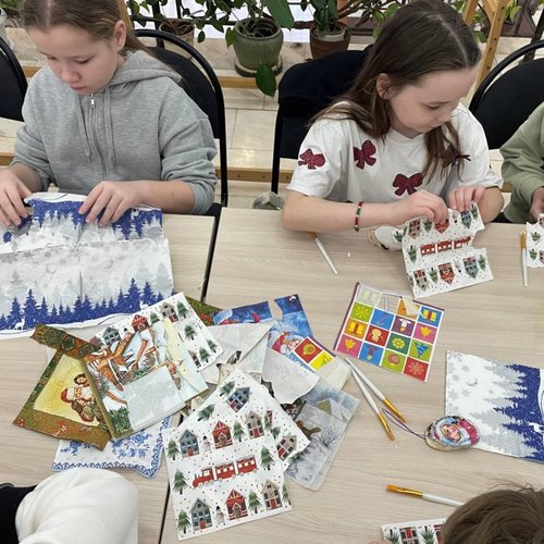 4И класс на мастер-классе по изготовлению новогодней игрушки на спиле дерева в технике декупаж.