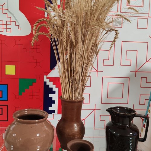 Экспонат школьного музея - глиняный горшок