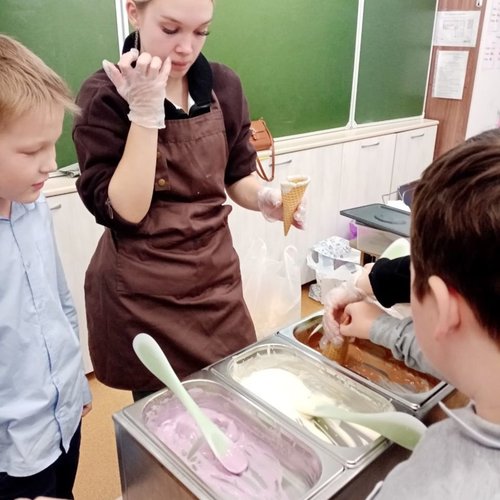 4Д класс на мастер-классе по изготовлению анти-мороженого