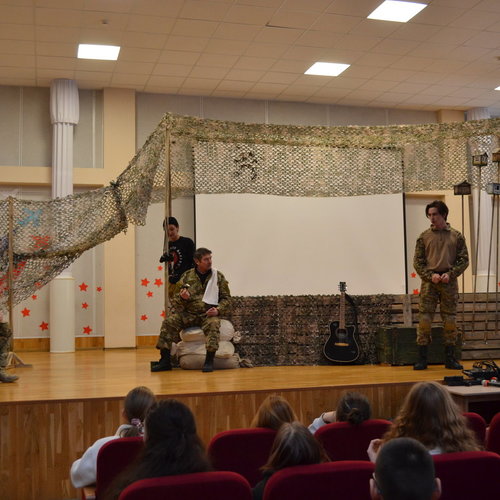 "Жизнь за други своя". Спектакль на сцене СОШ 1.