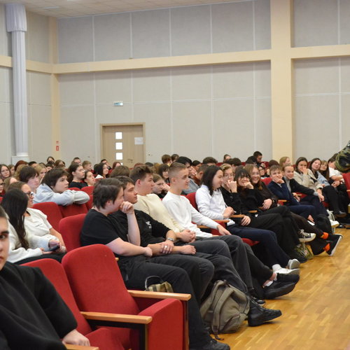 В СОШ 1 прошел урок Мужества с инструкторами Курса военной подготовки «ЗВЕЗДА».  