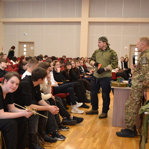 В СОШ 1 прошел урок Мужества с инструкторами Курса военной подготовки «ЗВЕЗДА».  