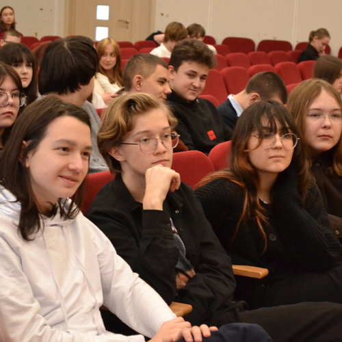 В СОШ 1 прошел урок Мужества с инструкторами Курса военной подготовки «ЗВЕЗДА».  