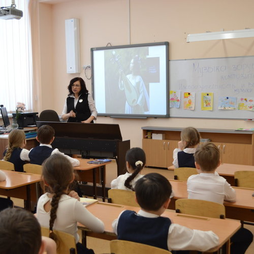 Учителя музыки из Китая в СОШ 1.