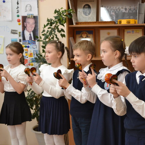 Учителя музыки из Китая в СОШ 1.