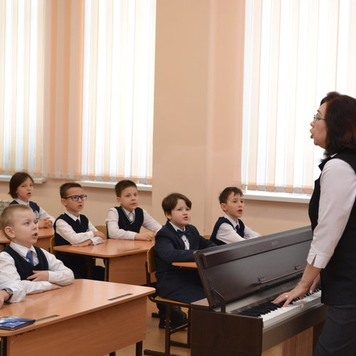 Учителя музыки из Китая в СОШ 1.
