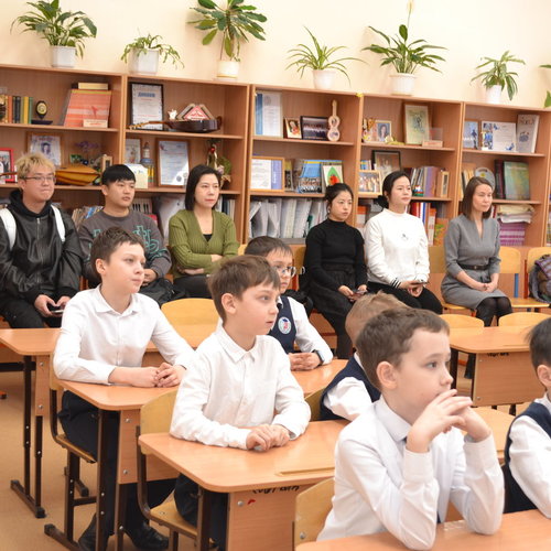 Учителя музыки из Китая в СОШ 1.