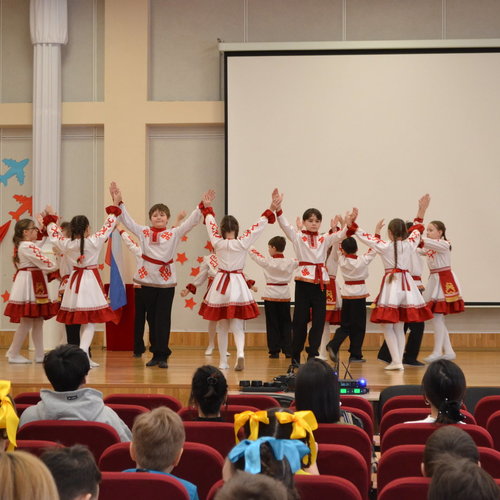 Учителя музыки из Китая в СОШ 1.