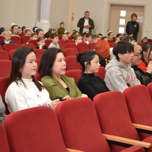 Учителя музыки из Китая в СОШ 1.