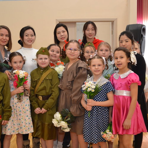 Учителя музыки из Китая в СОШ 1.