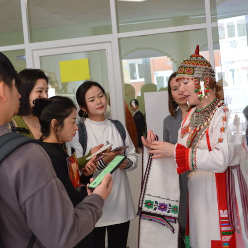 Учителя музыки из Китая в СОШ 1.