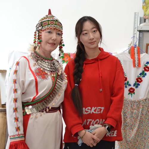 Учителя музыки из Китая в СОШ 1.