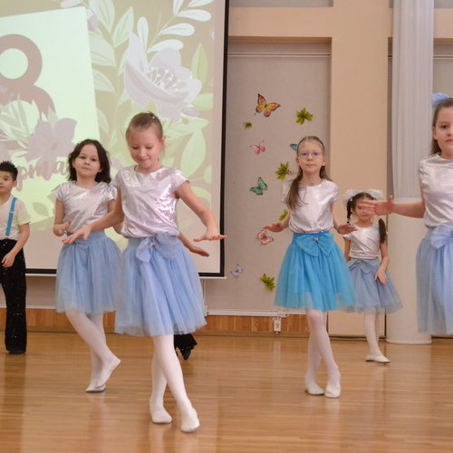 8 Марта в нашей школе: Весенний вихрь музыки, танца и искренних поздравлений!