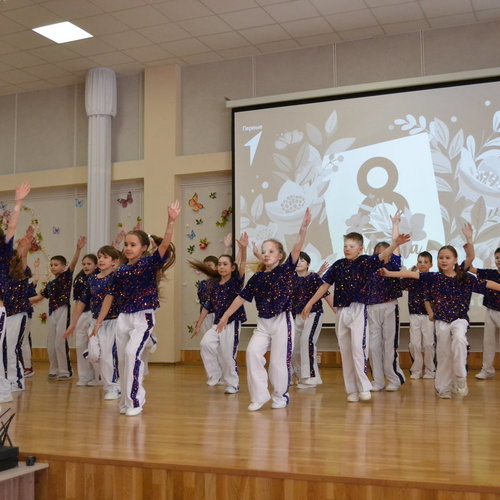 8 Марта в нашей школе: Весенний вихрь музыки, танца и искренних поздравлений!