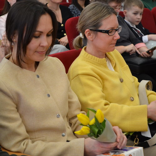 8 Марта в нашей школе: Весенний вихрь музыки, танца и искренних поздравлений!