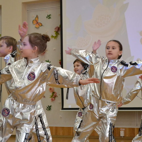 8 Марта в нашей школе: Весенний вихрь музыки, танца и искренних поздравлений!