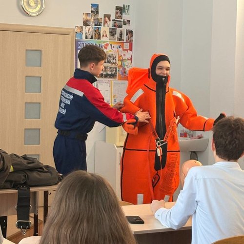 Герои нашего времени: Ученики СОШ №1 встретились с Всероссийским студенческим корпусом спасателей! 🚒🚑
