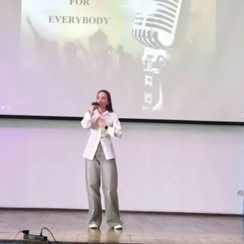 Поздравляем Киру Федотову со II местом в городском конкурсе иностранной песни!