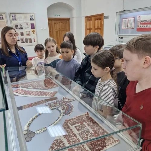 Яркие нити истории: 3 “З” класс в Музее чувашской вышивки.