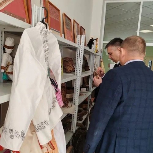 Министр образования ЧР и начальник управления образования в школьном музее.