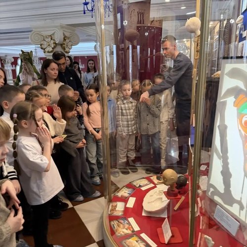 🎭 Путешествие в Страну чудес: 1Б класс в гостях у Казанского театра