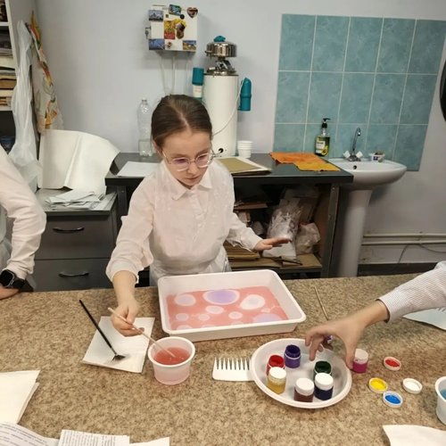 ✨ Творчество на воде: ученики 3В класса открыли для себя искусство Эбру! ✨