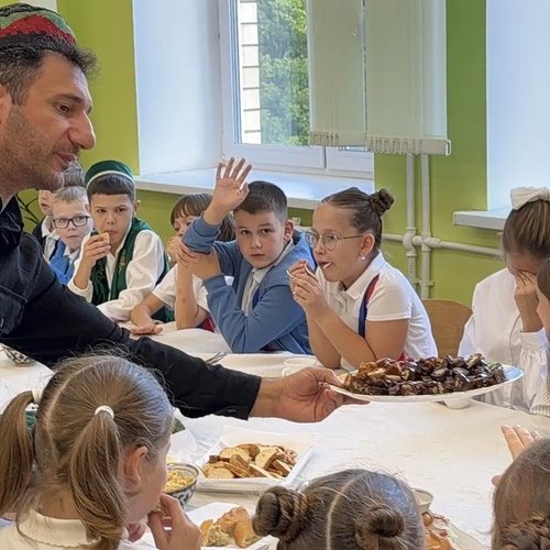 Классный час "Россия - Родина моя". Как 1 сентября школа № 1 превратилась в карту большой страны