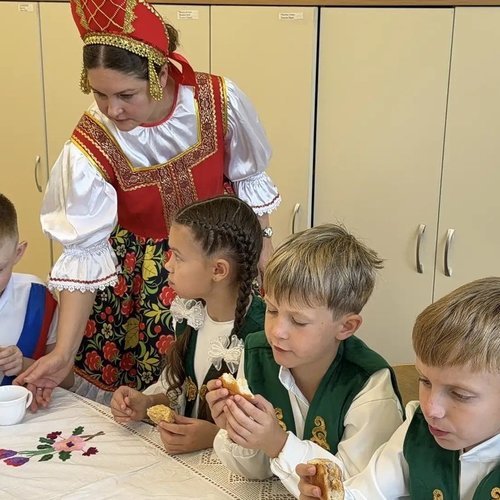 Классный час "Россия - Родина моя". Как 1 сентября школа № 1 превратилась в карту большой страны