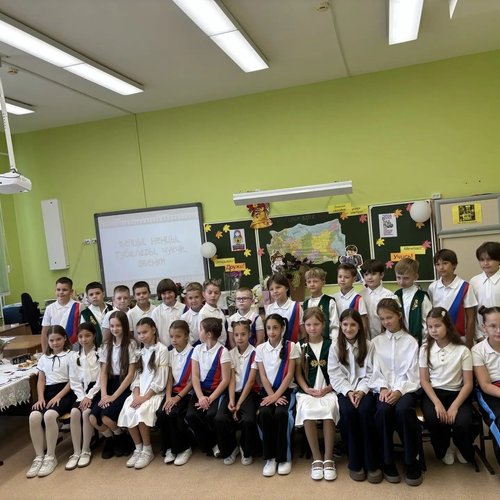 Классный час "Россия - Родина моя". Как 1 сентября школа № 1 превратилась в карту большой страны