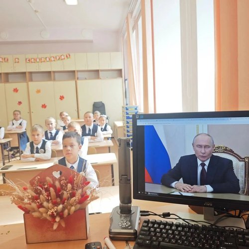 Классный час "Россия - Родина моя". Как 1 сентября школа № 1 превратилась в карту большой страны