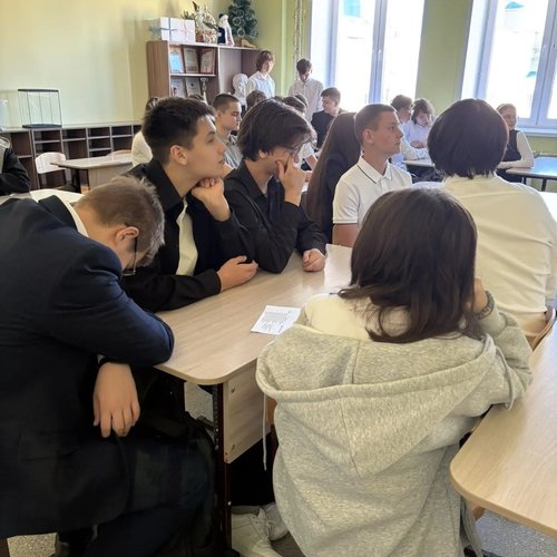 От Конституции к реальным делам: в школе №1 прошел Урок парламентаризма с депутатом Козловым А.А.