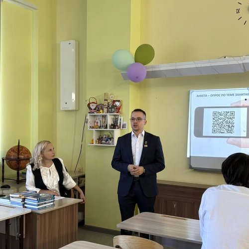 От Конституции к реальным делам: в школе №1 прошел Урок парламентаризма с депутатом Козловым А.А.