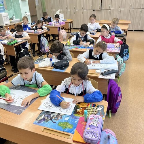 СОШ № 1 превратилась в мастерскую добра: школьники готовили подарки ко Дню пожилых людей