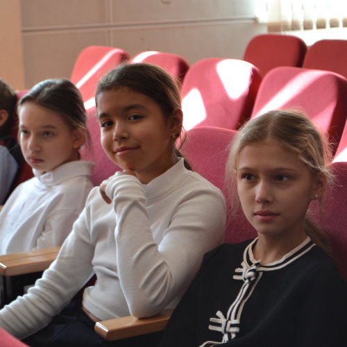 Чувашский ТЮЗ со спектаклем «Денискины рассказы» в школе №1 !