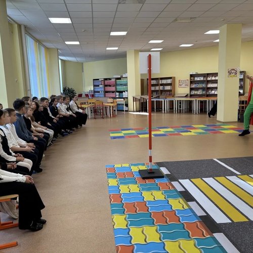 🚦 Ураганчик, фея Би-Бип и почти настоящие светофоры: как прошла неделя безопасности в начальной школе!