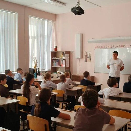 🎙 От первоклассников до выпускников: в День отца в СОШ №1 прошли главные уроки этого года — «Мужской разговор»