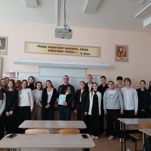 🎙 От первоклассников до выпускников: в День отца в СОШ №1 прошли главные уроки этого года — «Мужской разговор»