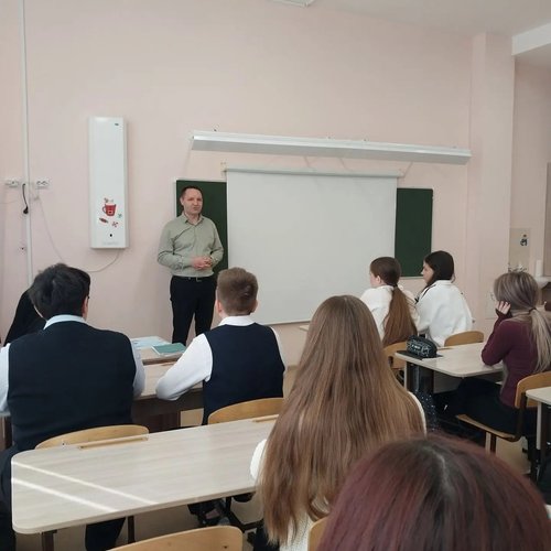 🎙 От первоклассников до выпускников: в День отца в СОШ №1 прошли главные уроки этого года — «Мужской разговор»