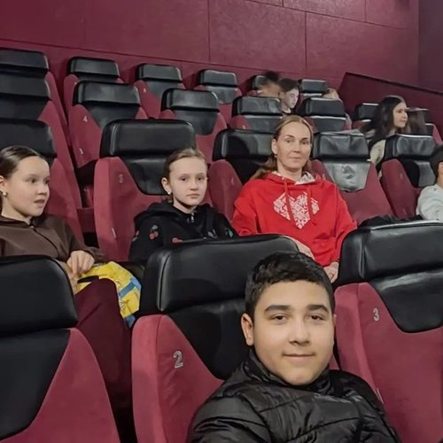 Ученики 6Б и 6Г классов познакомились с историей отечественного автопрома: школьники посмотрели фильм «Битва моторов»