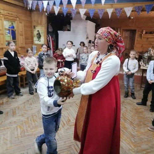 2 В класс совершил путешествие в прошлое за чашкой ароматного чая