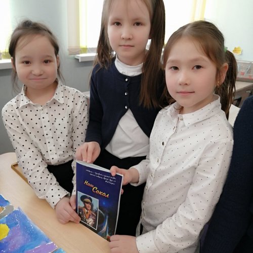 Классный час во 2Е классе был посвящён Международному дню космонавтики