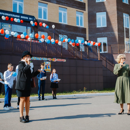 Белые банты, красочные букеты, горящие глаза ребят – 1 сентября в МАОУ «СОШ №1» начался новый учебный год. 