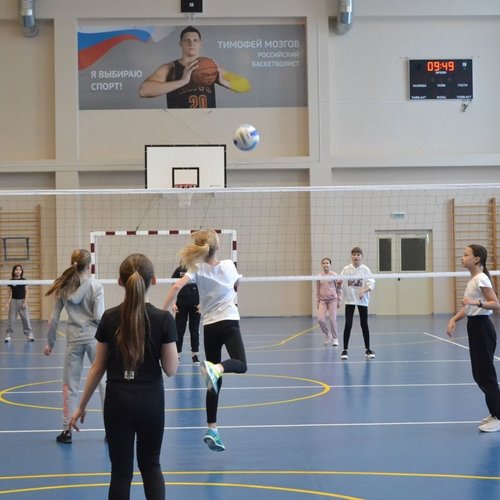 Cоревнования по пионерболу среди девочек 5А и 5В классов