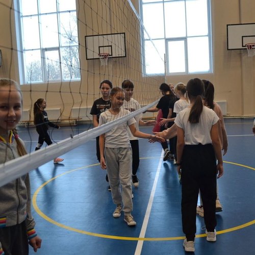 Cоревнования по пионерболу среди девочек 5А и 5В классов