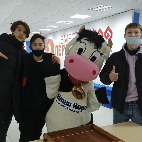 Школьная команда "Комета" на хоккейном матче